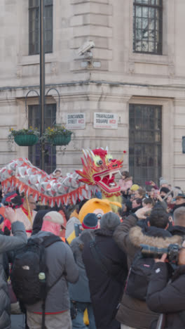 Video-Vertical-De-Multitudes-En-El-Desfile-Alrededor-De-Trafalgar-Square-En-Londres,-Reino-Unido-En-2023-Para-Celebrar-El-Año-Nuevo-Chino-Con-La-Danza-Del-Dragón